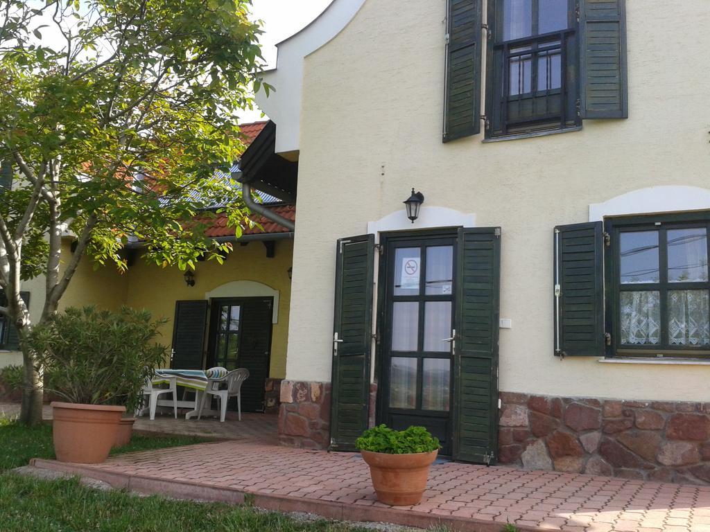 Hillside Apartments Révfülöp 外观 照片